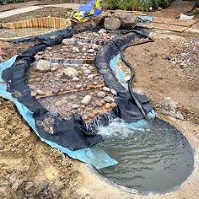 Construction d'un bassin degrader avec des roches, plantes et autres